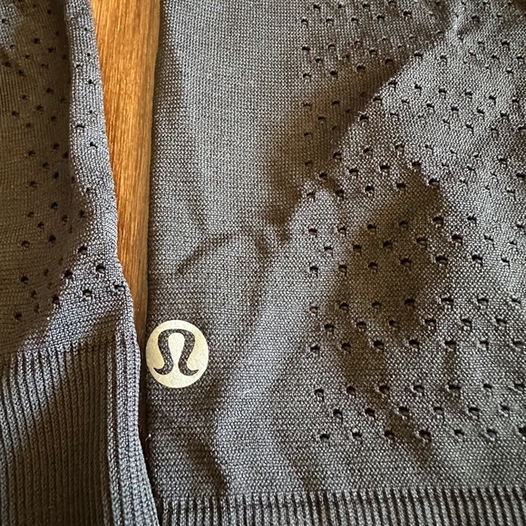 Lululemon Breeze By Long Sleeve Black W3BDXS Silverescent size 8 relaxed fit - Picture 4 of 7